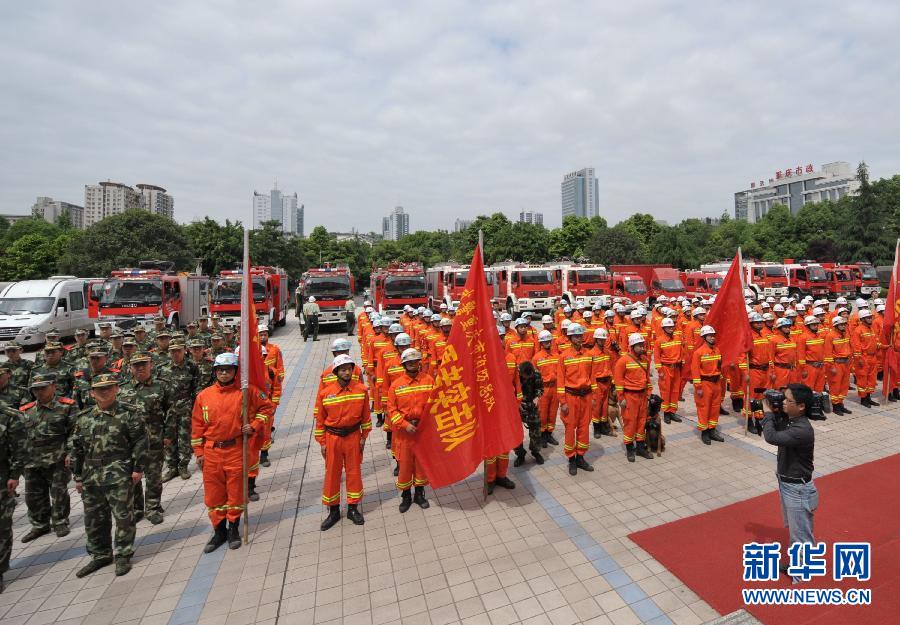 軍隊、消防、醫療等部門迅速馳援雅安受災區