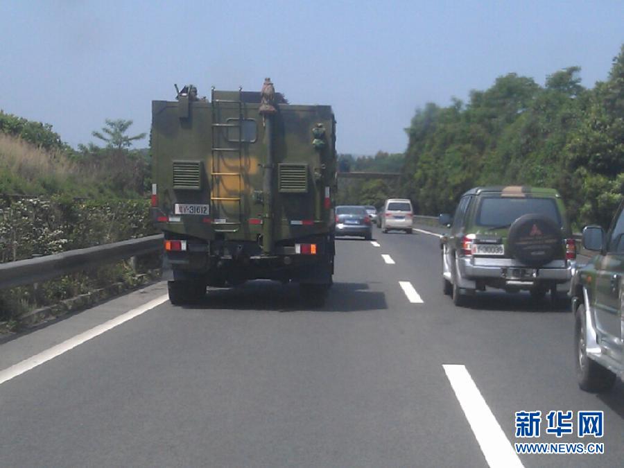 軍隊(duì)、消防、醫(yī)療等部門(mén)迅速馳援雅安受災(zāi)區(qū)