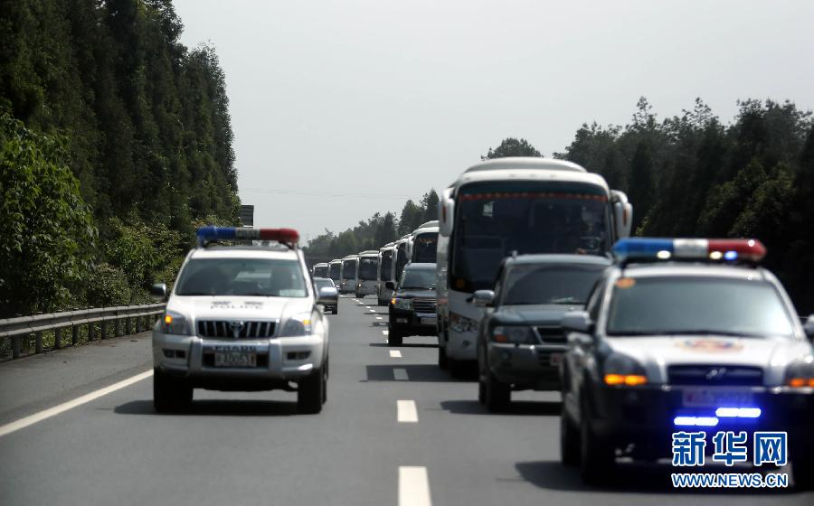 軍隊、消防、醫療等部門迅速馳援雅安受災區