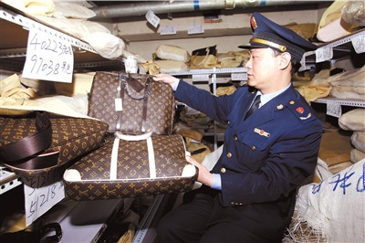 地鐵通道內現假貨庫房 LV愛馬仕應有盡有（圖）