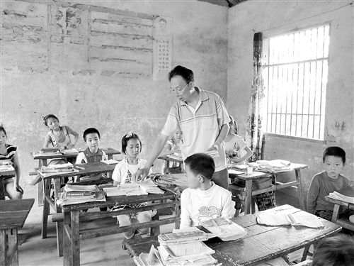 重慶56歲老教師獨(dú)撐村小6年 語(yǔ)數(shù)體全教 還兼煮飯