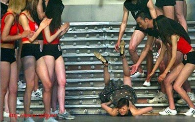 難堪！都是高跟鞋惹的禍