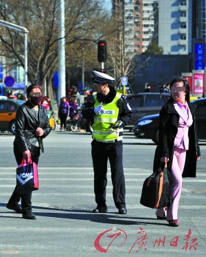 深圳：行人闖紅燈最高罰100元