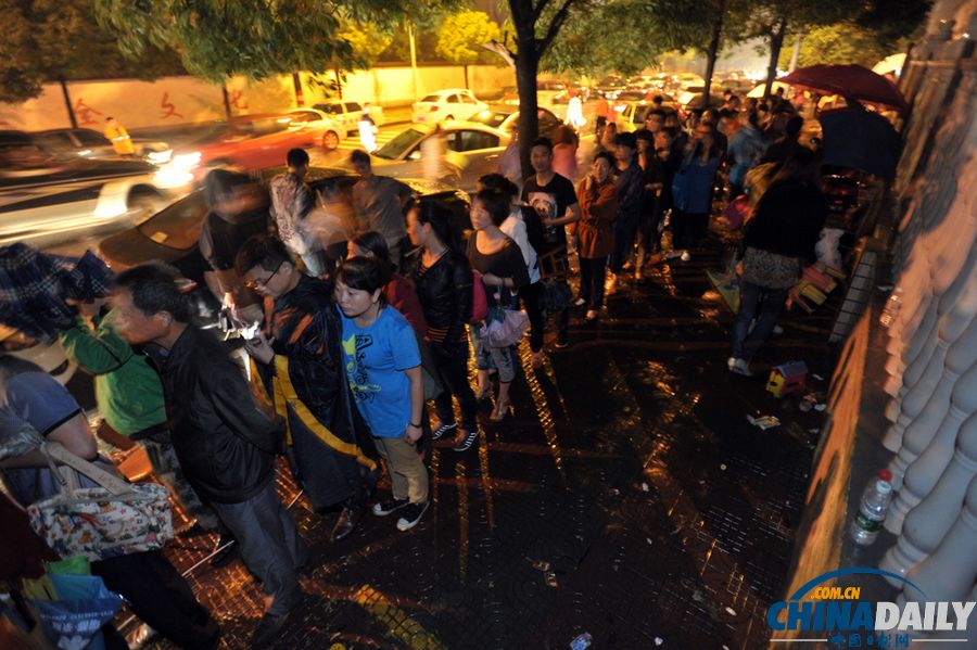 湖南長沙市：200家長雨中排隊取號報名校