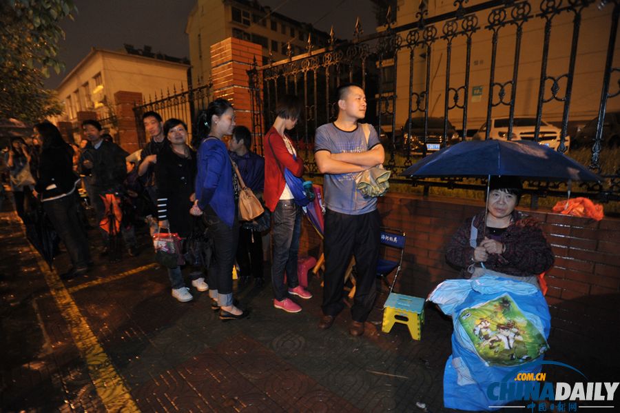 湖南長沙市：200家長雨中排隊取號報名校