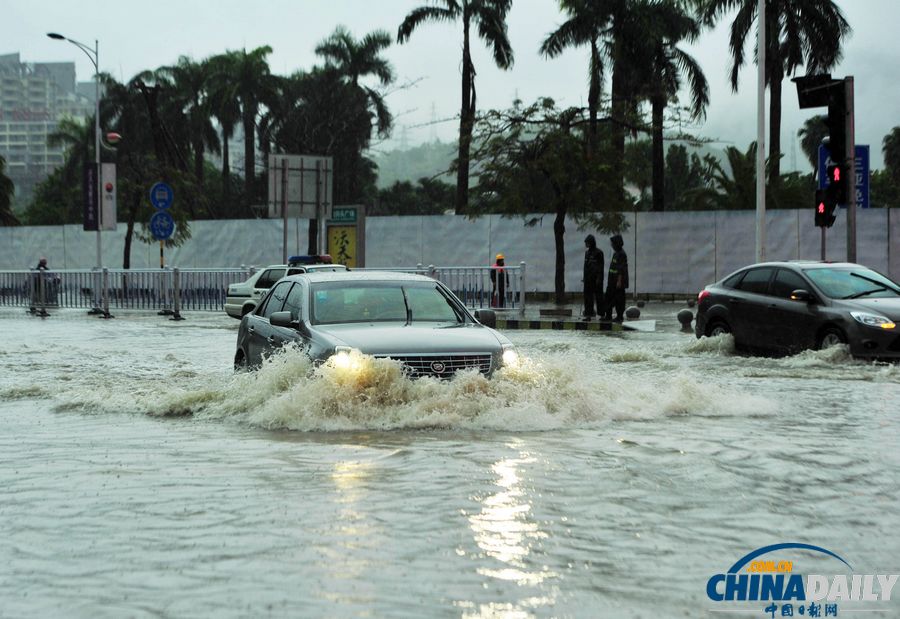 三亞再遭暴雨襲擊 街頭水流又成“河”