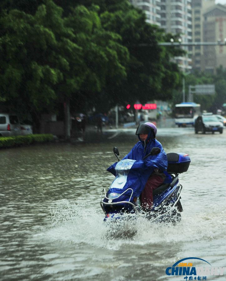 三亞再遭暴雨襲擊 街頭水流又成“河”