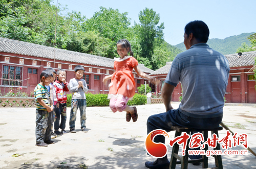 甘肅“最美校長”李尚榮：大山深處拄拐杖教書30年