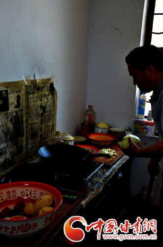 甘肅“最美校長”李尚榮：大山深處拄拐杖教書30年