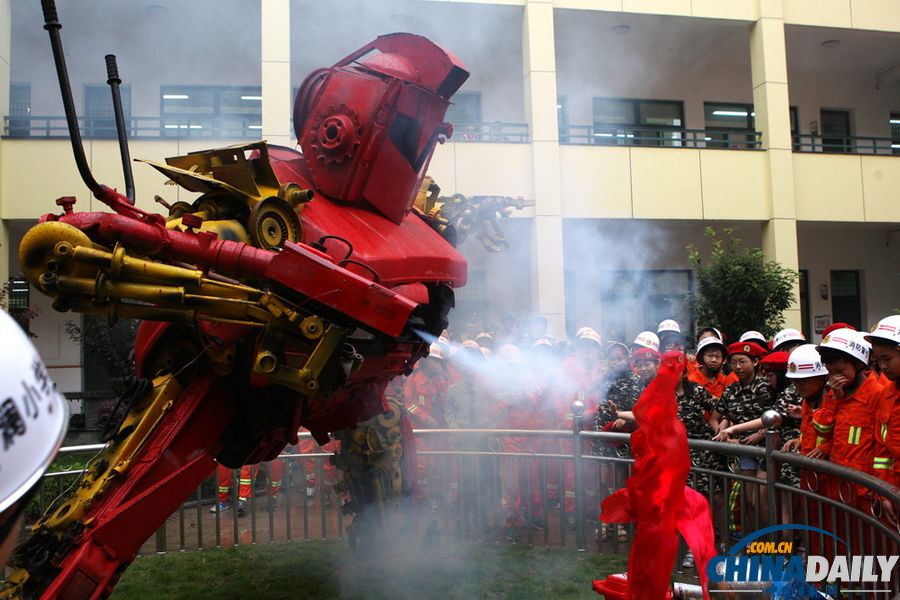 特殊的“六一”大禮——消防機(jī)器人