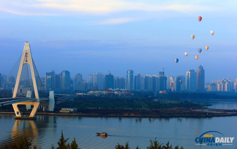 海南?？冢?5只熱氣球成功飛越瓊州海峽