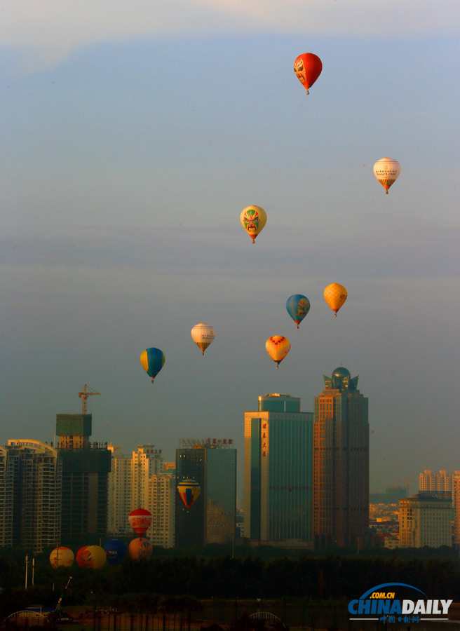海南海口：15只熱氣球成功飛越瓊州海峽