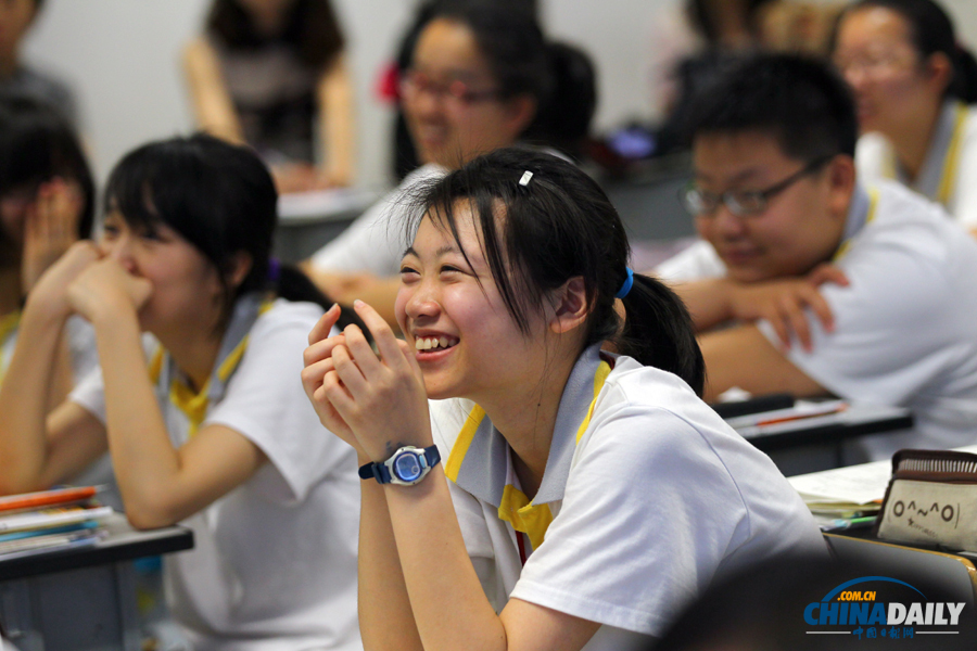 中國(guó)航天員首次太空授課 學(xué)生在地面課堂提問(wèn)