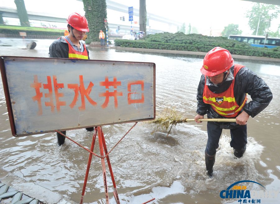 南京發(fā)暴雨橙色預(yù)警信號 市區(qū)多處道路積水