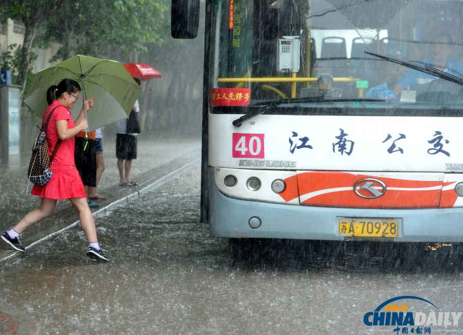 南京發(fā)暴雨橙色預(yù)警信號(hào) 市區(qū)多處道路積水