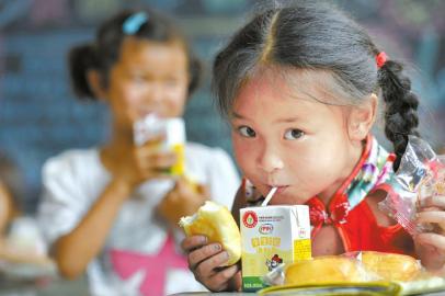 “挑夫校長” 告別講臺前 最后一次為孩子背餐