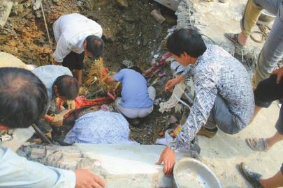 四川山體滑坡一家4口被埋 奶奶擋水泥板救孫女遇難