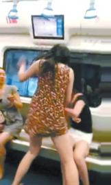 成都地鐵現“極品媽媽” 當兒子面謾罵揍女子(圖)