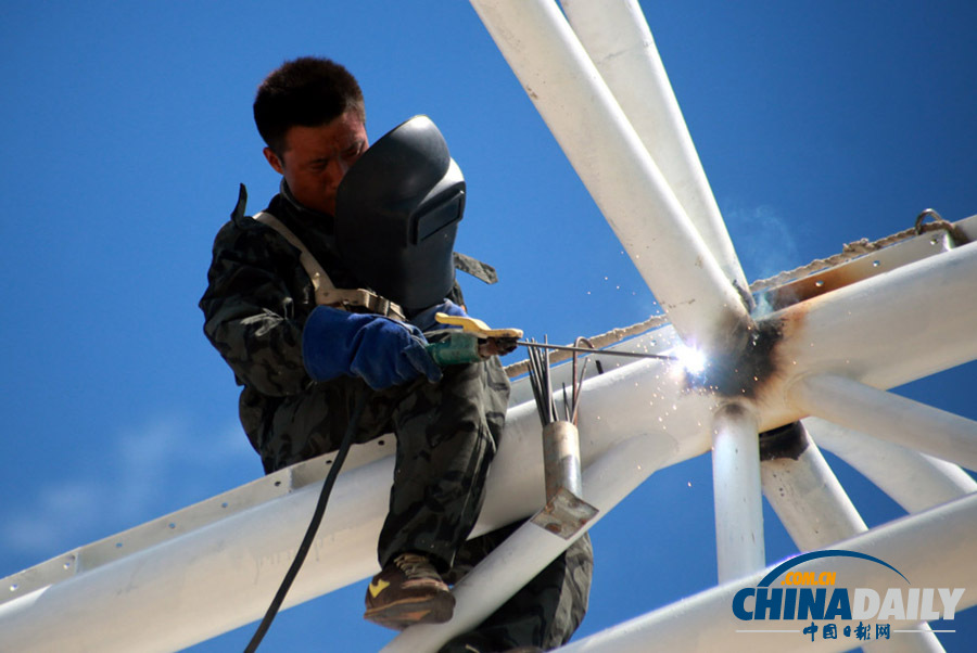 江西九江：烈日下的建設者