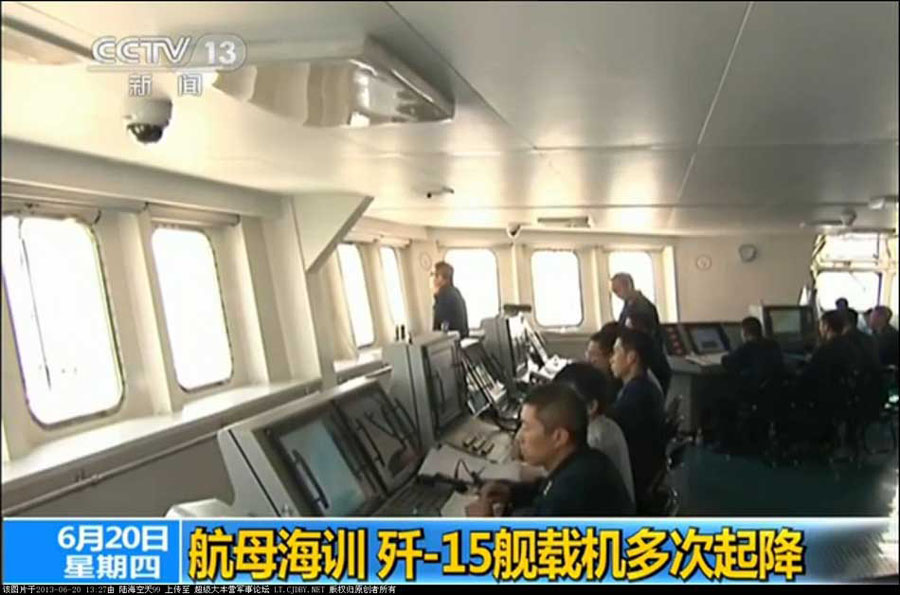 我航母出海試驗訓練25天后返港 殲—15完成首次駐艦飛行