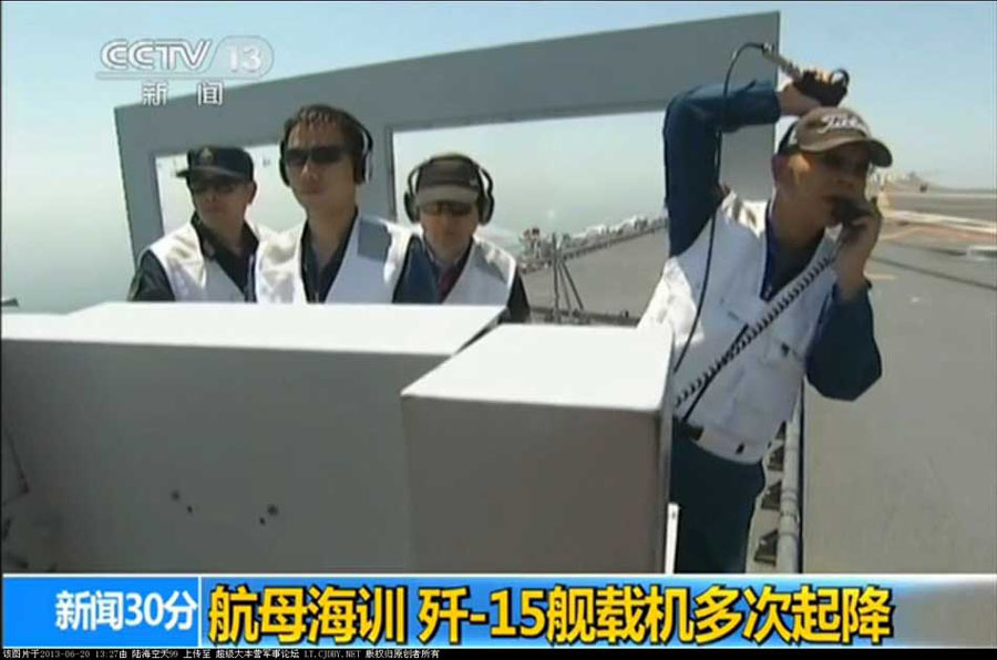 我航母出海試驗訓練25天后返港 殲—15完成首次駐艦飛行