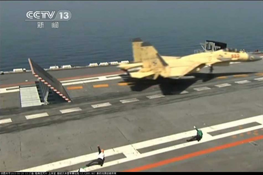 我航母出海試驗訓(xùn)練25天后返港 殲—15完成首次駐艦飛行