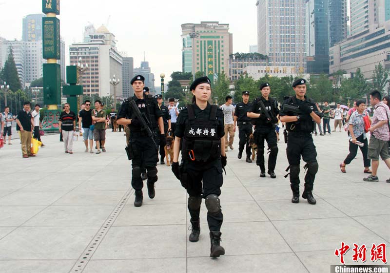 高清：成都男女精英特警全副武裝 混編巡邏