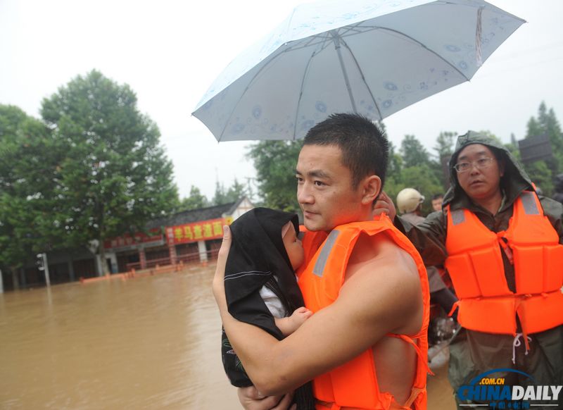 中國日報(bào)聚焦四川暴雨天氣