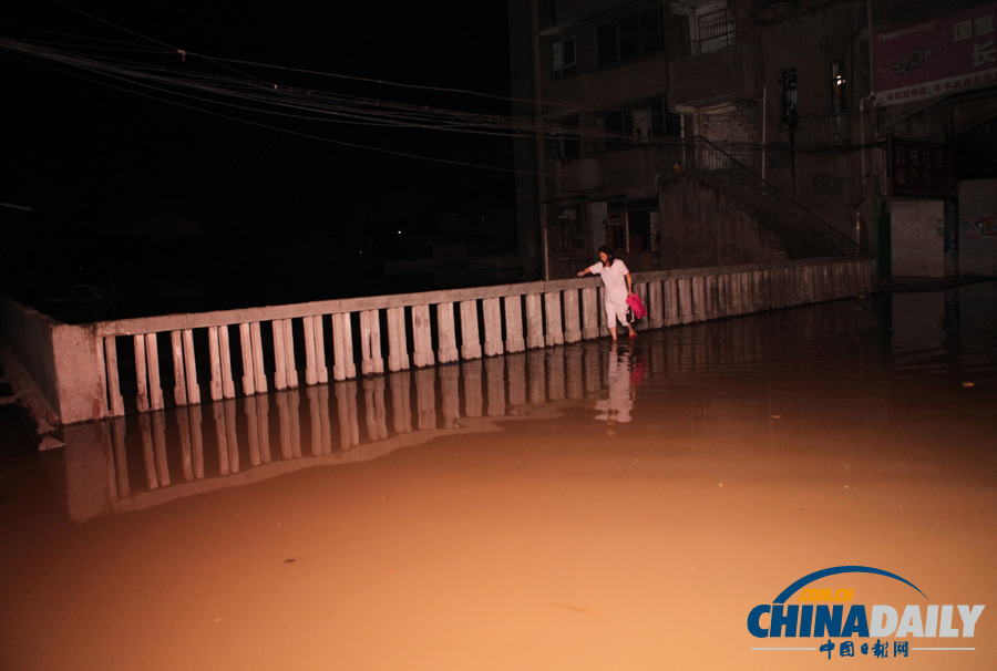 四川內(nèi)江：最大洪峰來襲 群眾緊急轉(zhuǎn)移