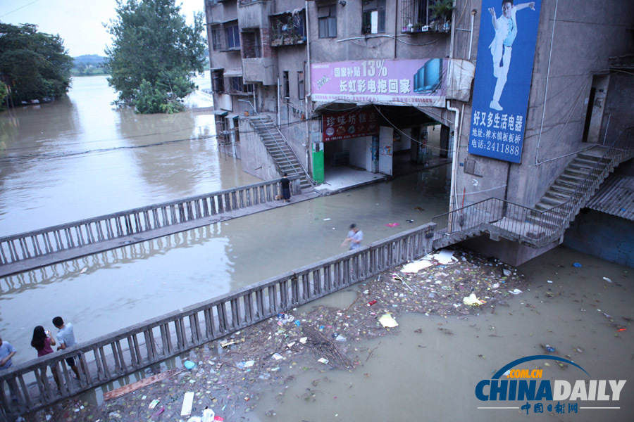 四川內江：最大洪峰來襲 群眾緊急轉移