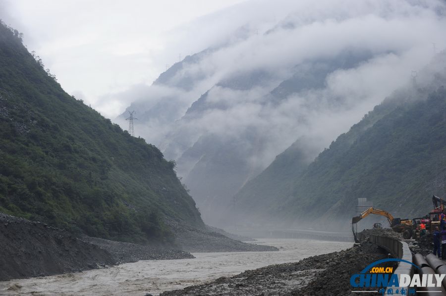 汶川映秀道路再次發(fā)生塌方 村民徒步避險(xiǎn)