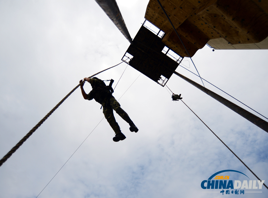 南京：夏練三伏礪精兵