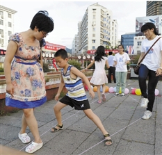 抓石子拍方包跳皮筋……舊時的游戲，還記得嗎