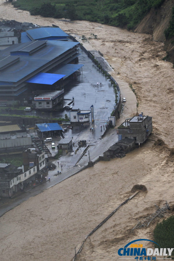 云南昭通大關(guān)縣遭遇洪災(zāi) 交通通信中斷5萬(wàn)余人受災(zāi)