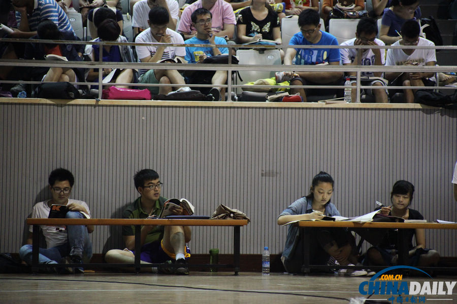 濟(jì)南考研族上大課場面壯觀 老師1對3600