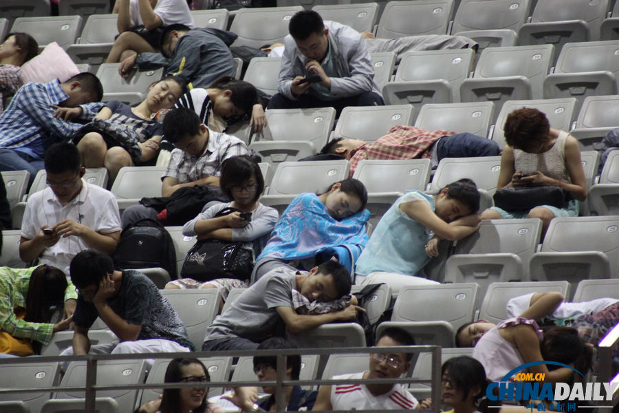 濟南考研族上大課場面壯觀 老師1對3600