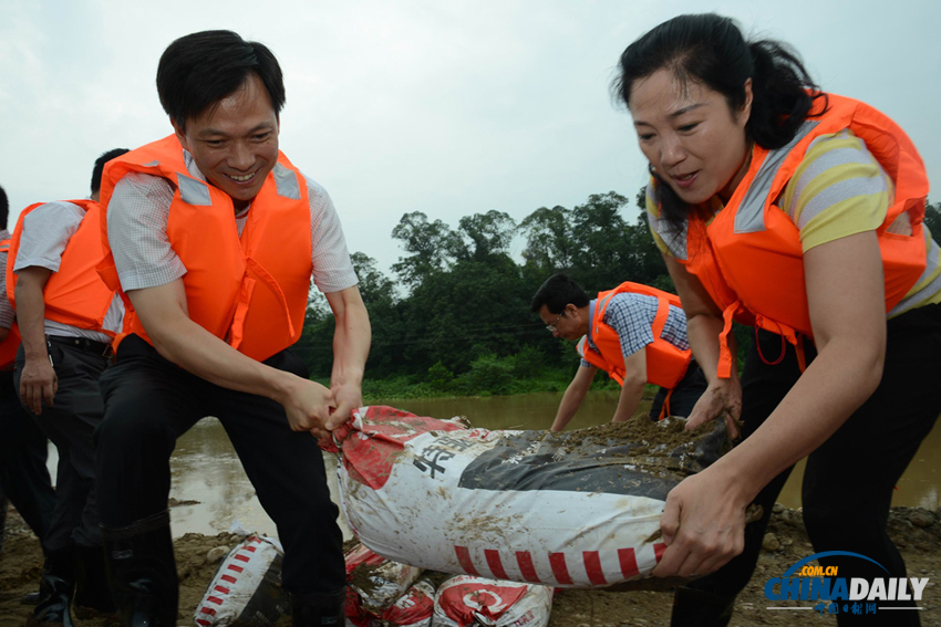 四川蓬安：搶筑防洪堤 書(shū)記縣長(zhǎng)扛沙袋
