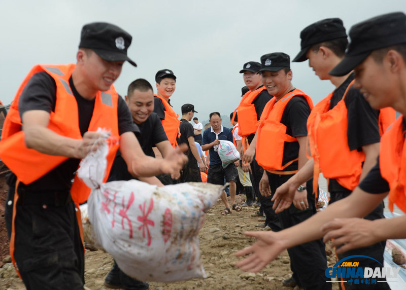 四川蓬安：搶筑防洪堤 書記縣長扛沙袋