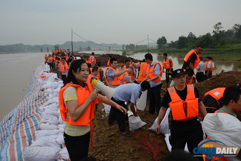 四川蓬安：搶筑防洪堤 書記縣長扛沙袋