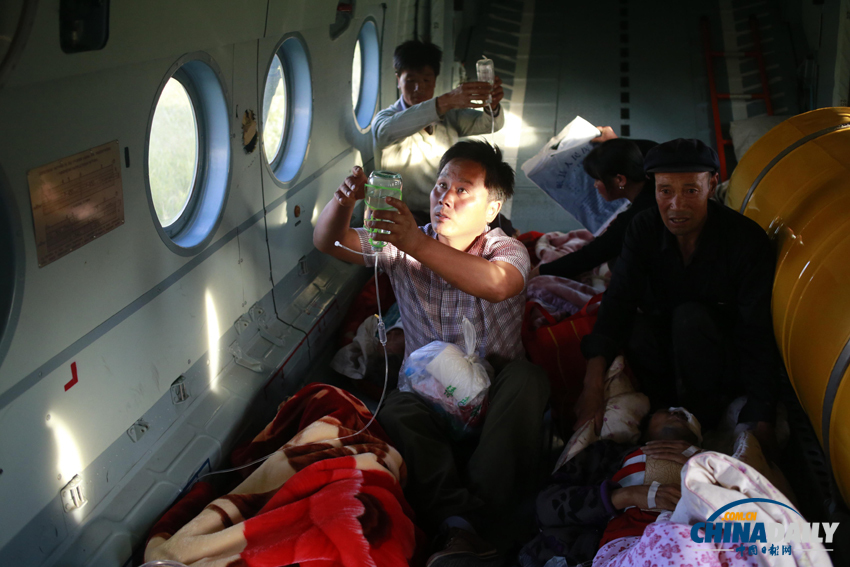 甘肅岷縣：直升機(jī)轉(zhuǎn)移傷員