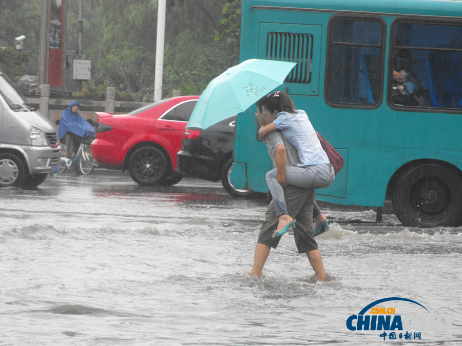 高清組圖：強降雨襲濟南 城區(qū)部分路段積水嚴重