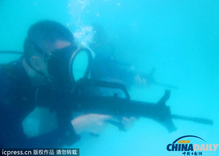 成都軍區戰士舉行水下演習 陌生水域磨利劍
