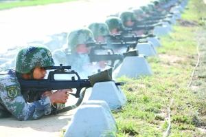 解放軍在10環(huán)內(nèi)畫小圈“11環(huán)”練狙槍瞄準(zhǔn)(圖)