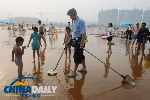 山東青島：外國友人義務清理沙灘廢舊金屬