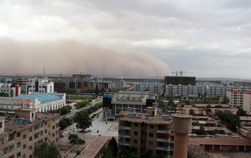 高清：甘肅河西走廊遭遇沙塵暴襲擊