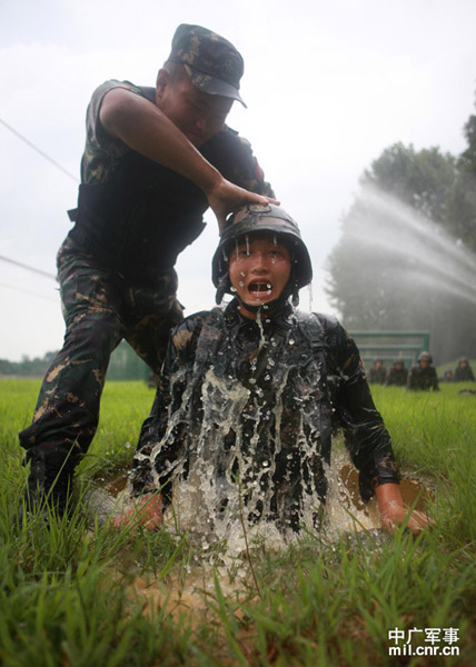 我軍特種兵極限獵人訓練曝光 教官態度很粗暴