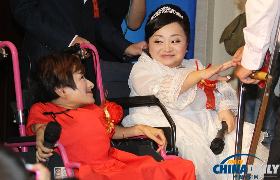 高清：“瓷娃娃”新人的特殊婚禮