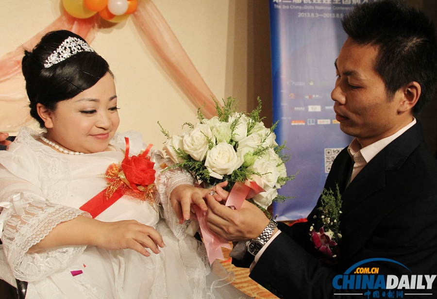 高清：“瓷娃娃”新人的特殊婚禮