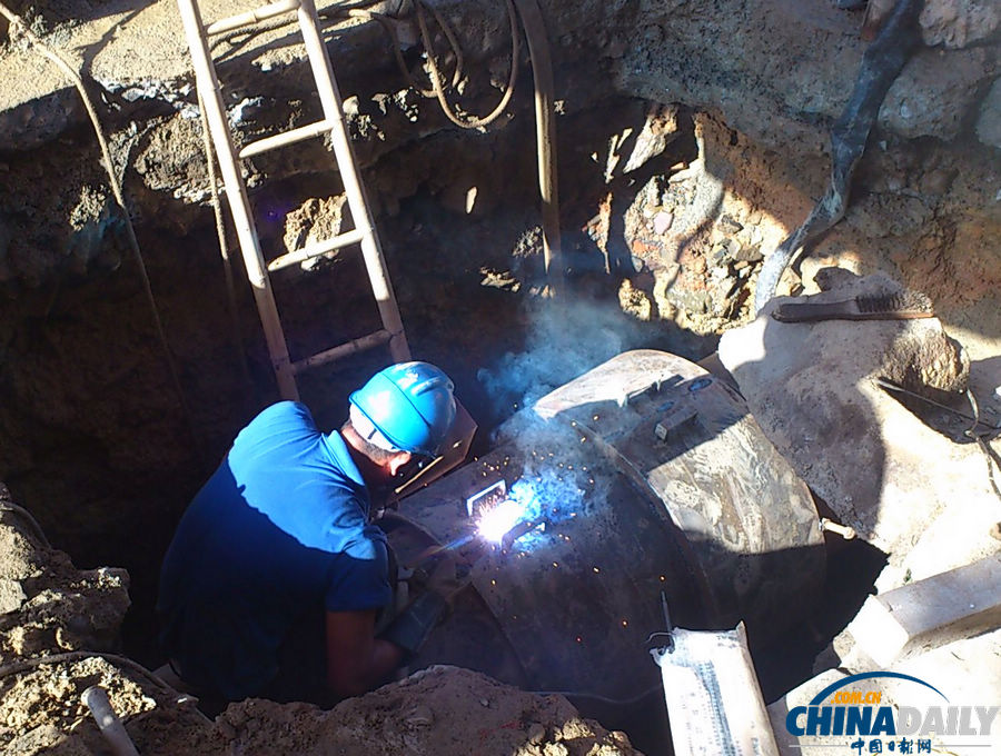 廣西藤縣：高溫天氣全城斷水 上萬(wàn)市民街頭打水