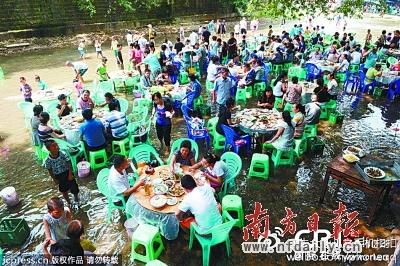 商家紛紛使出避暑奇招 水上餐館擺“冰塊陣”